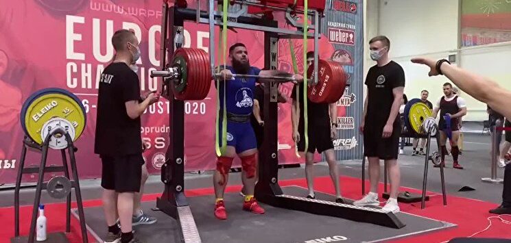 Espeluznante lesión de un halterófilo ruso: se parte las dos rodillas intentando levantar 400 kilos