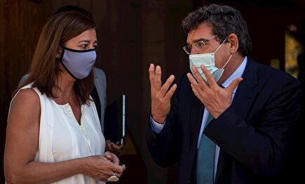 La presidenta del Gobierno balear, Francina Armengol, la semana pasada, junto al ministro de Seguridad Social, José Luis Escrivá. | EFE