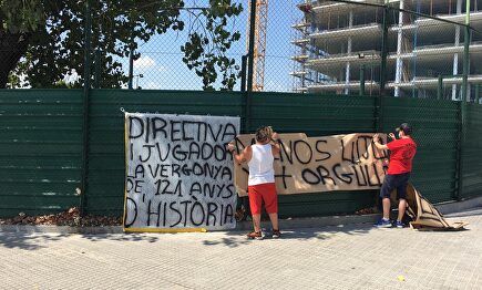 Durísimas pancartas y gritos contra la directiva y los jugadores del Barcelona | Cadena SER