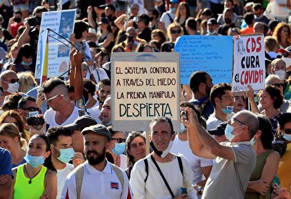 Asistentes a la manifestación que se ha celebrado esta tarde en la Plaza de Colón de Madrid. | EFE