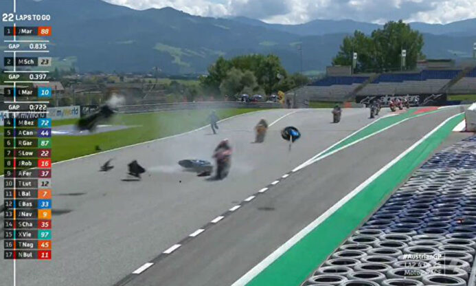 Terrorífico choque en Moto2 | MotoGP