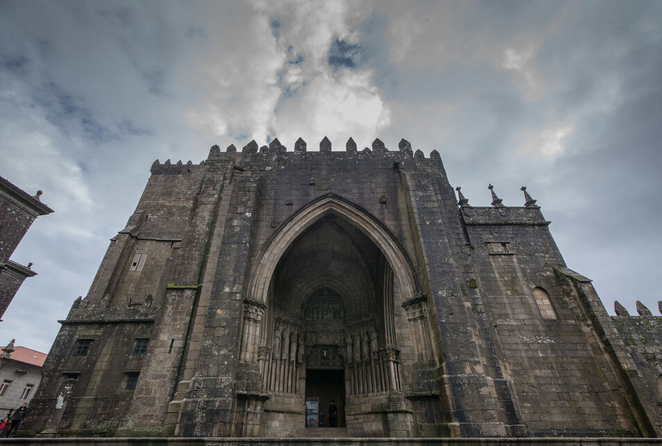 Lugares que visitar tras (o durante) la pandemia: Tuy, donde Galicia se encuentra con Sefarad - Artículos de viaje Imagen frontal de la fachada de la catedral de Tuy.