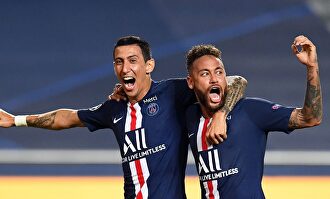 Di María celebra con Neymar su gol al Leipzig, el segundo de la noche. | EFE