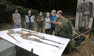 Los restos de Miguel Joaquín Eleicegui, el gigante de Altzo, que se contaba en 'Handia' | EFE