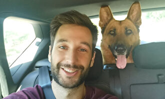 El 'mosso' separatista y su mascota. | Twitter