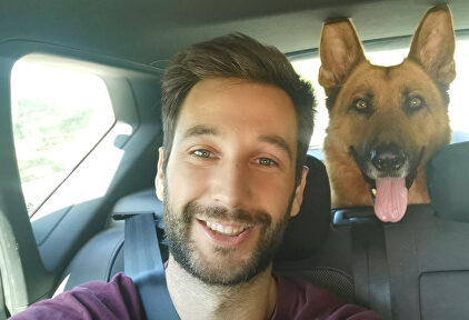 El 'mosso' separatista y su mascota. | Twitter