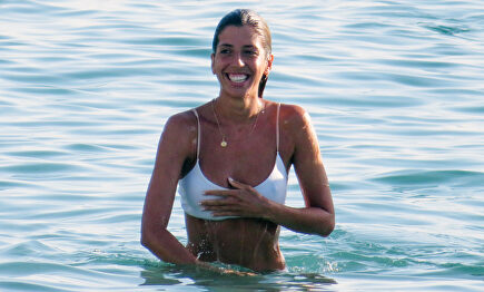 Karelys luce tipazo en Mallorca ajena a la polémica