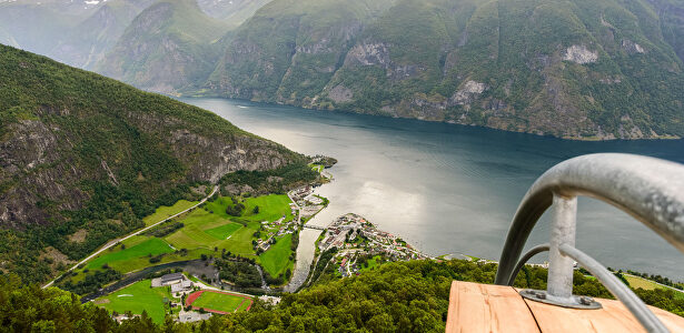 Aurland, el típico pueblo noruego en mitad de un fiordo y con un impresionante mirador