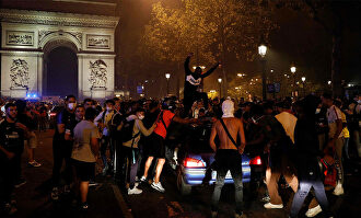 Los hinchas del PSG celebran el pase a la final de la Champions en las calles de París
