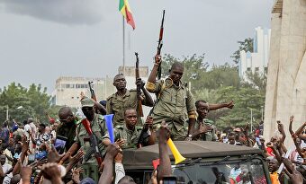 Manifestantes vitoreando a los militares en Bamako este martes | EFE