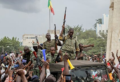 Manifestantes vitoreando a los militares en Bamako este martes | EFE