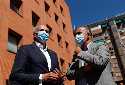 El consejero de Sanidad, Enrique Ruiz Escudero (i), y el viceconsejero, Antonio Escudero (d), en su visita el dispositivo de pruebas PCR puesto en marcha por el Gobierno regional para tratar de detectar asintomáticos de 15 a 49 años en las áreas de la región con mayor incidencia de COVID-19 | EFE