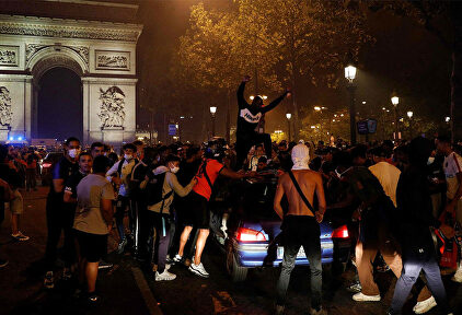 Los hinchas del PSG celebran el pase a la final de la Champions en las calles de París