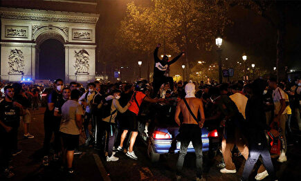 Los hinchas del PSG celebran el pase a la final de la Champions en las calles de París