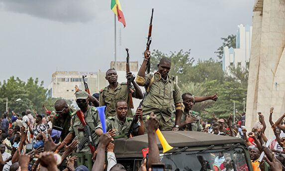 Manifestantes vitoreando a los militares en Bamako este martes | EFE