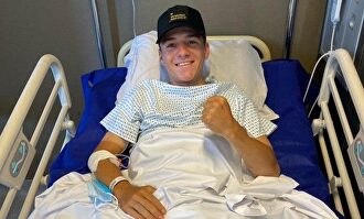 Los primeros pasos de Evenepoel, con muletas, cinco días después de su terrible accidente