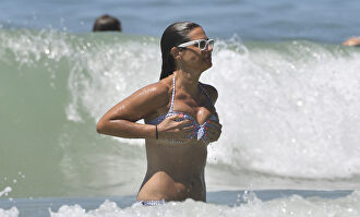 Nuria Roca, espectacular en bikini durante sus vacaciones en Cádiz