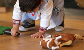 Un niño jugando en una escuela infantil | Feliphe Schiarolli