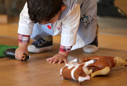 Un niño jugando en una escuela infantil | Feliphe Schiarolli