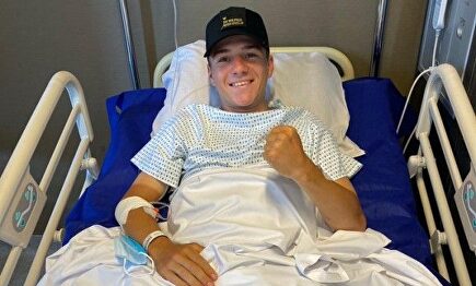 Los primeros pasos de Evenepoel, con muletas, cinco días después de su terrible accidente