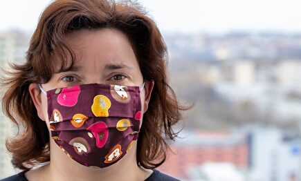 Una mujer luce una mascarilla. | Pixabay