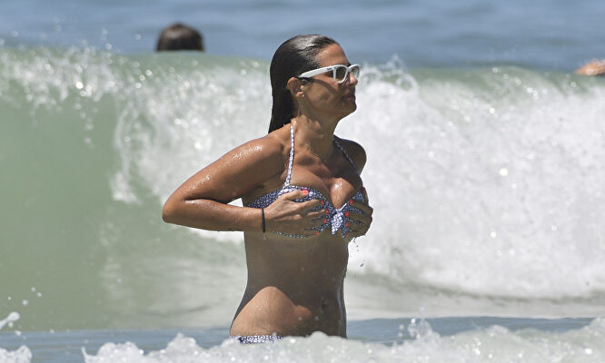 Nuria Roca, espectacular en bikini durante sus vacaciones en Cádiz