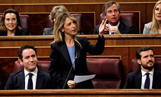 Cuca Gamarra (fondo, izquierda) y Cayetana Álvarez de Toledo | EFE