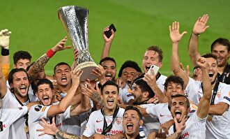Los jugadores del Sevilla posan con el trofeo de la Europa League conquistado ante el Inter de Milán. | EFE