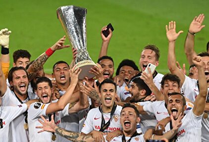 Los jugadores del Sevilla posan con el trofeo de la Europa League conquistado ante el Inter de Milán. | EFE