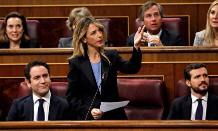 Cuca Gamarra (fondo, izquierda) y Cayetana Álvarez de Toledo | EFE