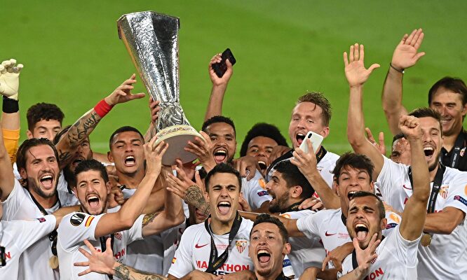 Los jugadores del Sevilla posan con el trofeo de la Europa League conquistado ante el Inter de Milán. | EFE