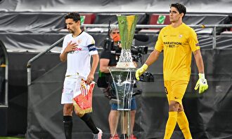Bono, junto a Jesús Navas antes de la final de la Europa League contra el Inter. | Cordon Press