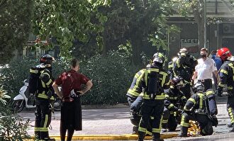 El chef Dabiz Muñoz observa cómo los bomberos extinguen el incendio en DiverXO. | Twitter