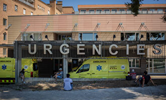 Dos ambulancias en el Hospital Universitario Arnau de Vilanova de Lérida. | David Zorrakino (Europa Press)