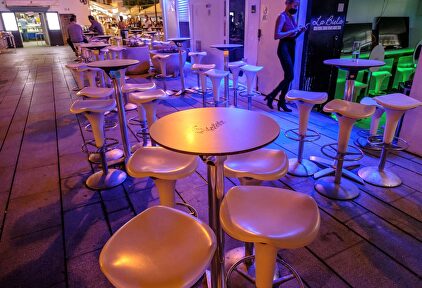 Varias personas apuran los minutos antes del cierre de un bar en Ibiza. | EFE