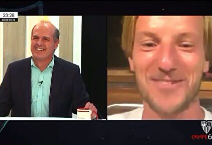 ¡Rakitic celebra la Europa League del Sevilla con un 'piscinazo' con ropa incluida!