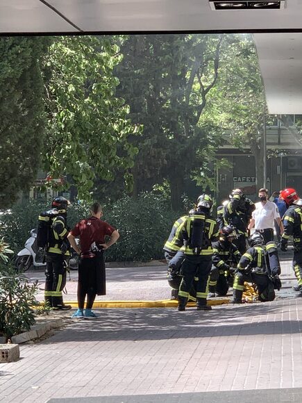 El chef Dabiz Muñoz observa cómo los bomberos extinguen el incendio en DiverXO. | Twitter