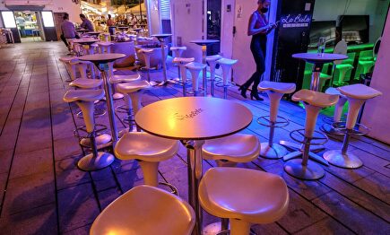Varias personas apuran los minutos antes del cierre de un bar en Ibiza. | EFE