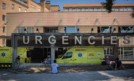 Dos ambulancias en el Hospital Universitario Arnau de Vilanova de Lérida. | David Zorrakino (Europa Press)