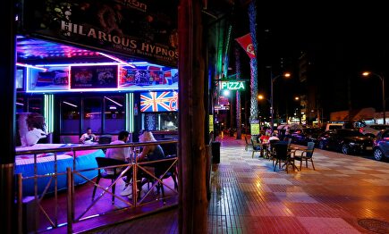 Locales y terrazas vacías en una zona de Benidorm. | EFE