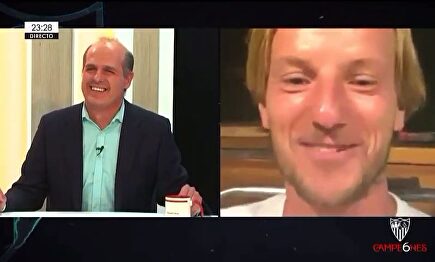 Rakitic celebra la Europa League del Sevilla con un 'piscinazo' con ropa incluida