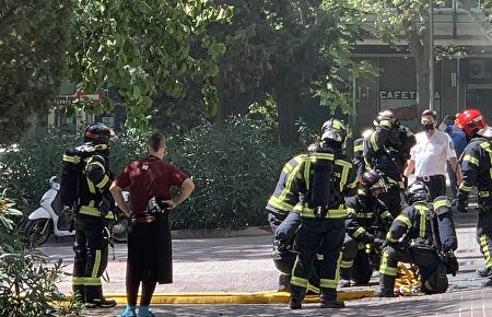 El chef Dabiz Muñoz observa cómo los bomberos extinguen el incendio en DiverXO. | Twitter