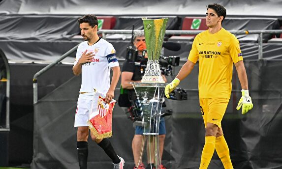 Bono, junto a Jesús Navas antes de la final de la Europa League contra el Inter. | Cordon Press