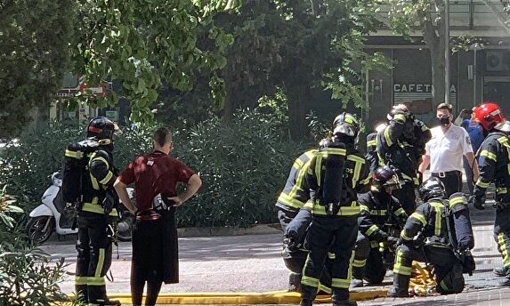 El chef Dabiz Muñoz observa cómo los bomberos extinguen el incendio en DiverXO. | Twitter