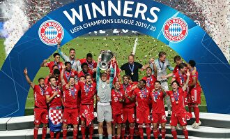 Los jugadores del Bayern alzan al cielo de Lisboa la Copa de Europa. | EFE