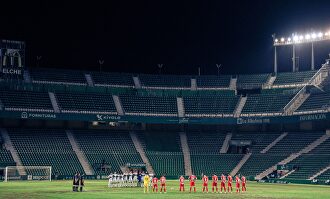 Elche y Girona instantes previos al inicio del encuentro en el Martínez Valero. | Cordon Press