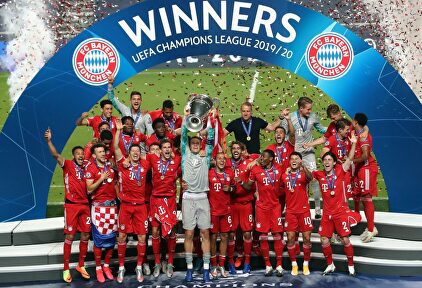Los jugadores del Bayern alzan al cielo de Lisboa la Copa de Europa. | EFE