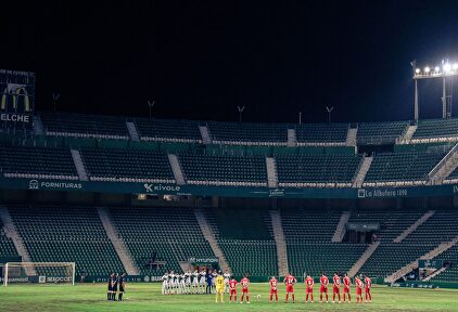 Elche y Girona instantes previos al inicio del encuentro en el Martínez Valero. | Cordon Press