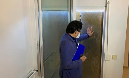 David Pérez visita una casa acondicionada contra la okupación. | Europa Press