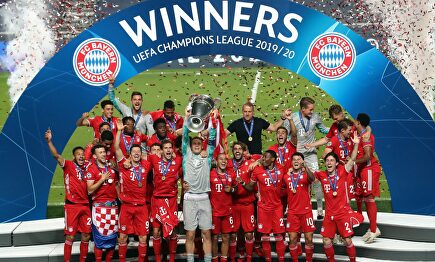 Los jugadores del Bayern alzan al cielo de Lisboa la Copa de Europa. | EFE